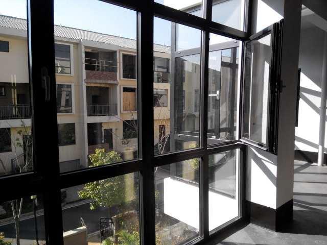 斷橋鋁封陽臺廠家沒選好，終于知道為啥漏水了